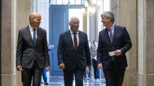 O primeiro ministro, António Costa (C), acompanhado pelo ministro de Estado e das Finanças demissionário, Mário Centeno (D), e pelo secretário de Estado do Orçamento e futuro ministro de Estado e das Finanças, João Leão (E), à chegada para a conferência de imprensa realizada no final da reunião do Conselho de Ministros, no Palácio da Ajuda, em Lisboa, 09 de junho de 2020. JOSÉ SENA GOULÃO/POOL/LUSA