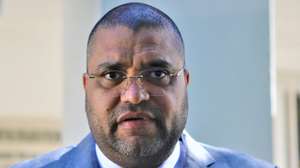 O bastonário da Ordem dos Advogados Moçambicanos, Carlos Martins, durante uma entrevista à agência Lusa, onde considerou que a atribuição do prémio Nélson Mandela ao advogado Elvino Dias, morto a tiro em outubro, em Maputo, um “reconhecimento” pelo seu trabalho como “combatente pela democracia”, em Maputo, Moçambique, 14 de maio de 2025. As advogadas Maria Clotilde Almeida e Paula Penha Gonçalves são as escolhidas pelo júri da terceira edição do prémio Nelson Mandela (ACOMPANHA TEXTO DA LUSA DO DIA 17 DE MAIO DE 2025). LUÍSA NHANTUMBO/LUSA