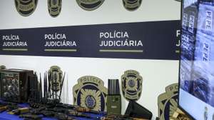 Material apreendido durante a operação Operação “Teia Branca”, desencadeada nos últimos dias uma operação policial de combate ao tráfico internacional de estupefacientes, nos distritos de Faro, Setúbal, Aveiro e Guarda, e na qual foram detidos cinco cidadãos estrangeiros e apreendidos cerca de 1.500 quilos de cocaína, na sede da instituíção em Lisboa, 21 de fevereiro de 2026. TIAGO PETINGA/LUSA
