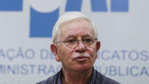 O secretário-geral da Federação de Sindicatos da Administração Pública e de Entidades com Fins Públicos (FESAP), José Abraão, apresenta as principais propostas que constam no documento reivindicativo a apresentar posteriormente ao Governo, 01 de setembro de 2020. TIAGO PETINGA/LUSA
