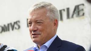 O ex-presidente da Câmara Municipal de Vila Nova de Gaia, Eduardo Vítor Rodrigues, fala aos jornalistas à saída do Tribunal de Vila Nova de Gaia após ter sido absolvido dos crimes de prevaricação e peculato de que estava acusado por, alegadamente, ter usado dinheiro do município para comprar bilhetes para assistir a jogos de futebol., em Vila Nova de Gaia, 04 de setembro de 2026. RICARDO CASTELO / LUSA