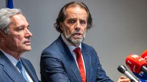 Miguel Albuquerque (D), presidente do PSD Madeira, e José Manuel Rodrigues, presidente do Partido Popular (CDS-PP) da Madeira, apresentaram hoje, em conjunto, um acordo de governação com maioria parlamentar de 24 deputados – 23 do PSD e 1 do CDS-PP – para a próxima legislatura do governo regional da Madeira, Funchal, 25 de março de 2025. GREGÓRIO CUNHA/LUSA