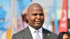 O Presidente de Moçambique, Daniel Chapo, na inauguração da Feira Internacional de Maputo (Facim), a maior exposição de bens e serviços do país, em Maputo, Moçambique, 25 de agosto de 2025. O Presidente de Moçambique prometeu hoje políticas para melhorar o ambiente de negócios no país, com aposta no reforço da previsibilidade jurídica e no combate à corrupção no setor público e privado. LUÍSA NHANTUMBO/LUSA