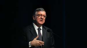 Antigo presidente da Comissão Europeia. José Manuel Durão Barroso, intervém durante o encerramento da Sister Cities Summit, organizada pela FLAD, em parceria com o Governo dos Açores, no âmbito das comemorações dos seus 40 anos, Ponta Delgada, Açores, 27 de Junho de 2025. EDUARDO COSTA/LUSA