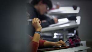 Alunos durante uma aula de Português no Colégio São João de Brito, em Lisboa, 09 de novembro de 2013. O Colégio São João de Brito ficou em 1.º lugar no ranking das escolas secundárias. (ACOMPANHA TEXTO). MARIO CRUZ / LUSA