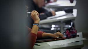 Alunos durante uma aula de Português no Colégio São João de Brito, em Lisboa, 09 de novembro de 2013. O Colégio São João de Brito ficou em 1.º lugar no ranking das escolas secundárias. (ACOMPANHA TEXTO). MARIO CRUZ / LUSA