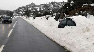 Estrada de acesso ao maciço central da Serra da Estrela em funcionamento após a queda de neve ter cortado o trânsito em alguns acessos, Covilhã, 23 de janeiro de 2013. ANTÓNIO JOSÉ/LUSA