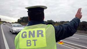 Elemento da Brigada de Transito da GNR, no IP3
