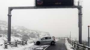 Neve encerra estradas no maciço da serra da Estrela