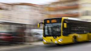 Um autocarro da Carris Metropolitana em serviço na área de Lisboa, 27 de dezembro de 2023. A Carris Metropolitana é uma iniciativa dos 18 municípios do coletivo rodoviário de passageiros na Área Metropolitana de Lisboa (AML) que, através da Transportes Metropolitanos de Lisboa, funde a operação de transporte público rodoviário de toda a AML numa só imagem e serviço. (ACOMPANHA TEXTO DA LUSA DO DIA 30 DE DEZEMBRO DE 2023). MIGUEL A. LOPES/LUSA