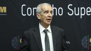 O presidente do Supremo Tribunal de Justiça (STJ) e do Conselho Superior da Magistratura (CSM), juiz conselheiro João Cura Mariano, intervém na conferência de imprensa do CSM para a apresentação o relatório do grupo de trabalho "Megaprocessos e processo penal: carta para a celeridade e melhor justiça", em Lisboa, 18 de fevereiro de 2025. MIGUEL A. LOPES/LUSA