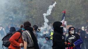 epa13312279 Protesters clash with police guarding access to Place de la Madeleine during a demonstration against rising living costs and cuts to public services in Paris, France, 17 October 2026. The nationwide mobilization brought together Yellow Vest (Gilets Jaunes) activists, high school and university students, trade unions and other groups protesting rising living costs, fuel prices and deteriorating public services, while demanding improvements in education and school conditions.  EPA/MOHAMMED BADRA