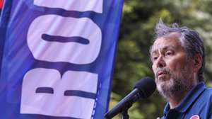 O secretário-geral da FENPROF, Mário Nogueira, intervém durante o protesto dos professores do distrito de Coimbra, com concentração e intervenções das organizações sindicais, no Jardim da Sereia, Coimbra, 4 de maio de 2023. PAULO NOVAIS/LUSA
