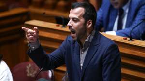 O deputado do Livre, Jorge Pinto, interpela o Governo na sessão plenária sobre "O agravamento das condições de vida e negação de direitos fundamentais, habitação, saúde, educação", na Assembleia da República, em Lisboa, 16 de outubro de 2026. RODRIGO ANTUNES/LUSA