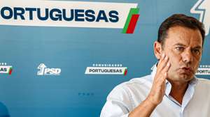 O presidente do PSD, Luis Montenegro, usa da palavra após o almoço do encontro de verão das Comunidades Portuguesas em Albufeira, no Algarve, 12 de agosto de 2023. LUÍS FORRA/LUSA