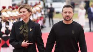 epa11393476 Ukrainian President Volodymyr Zelensky and his wife Olena Zelenska arrive at the international ceremony at Omaha Beach, Saint-Laurent-sur-Mer, France, 06 June 2024. More than 160.000 Western allied troops landed on beaches in Normandy on 6 June 1944 launching the liberation of Western Europe from Nazi occupation during World War II.  EPA/Virginia Mayo / POOL MAXPPP OUT