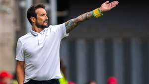 O treinador do Paços de Ferreira, César Peixoto, dá indicações aos seus jogadores, durante o jogo da 5ª jornada da Primeira Liga de futebol frente ao Boavista , disputado no Estádio do Bessa, Porto, 05 de setembro de 2022. RUI MANUEL FARINHA / LUSA