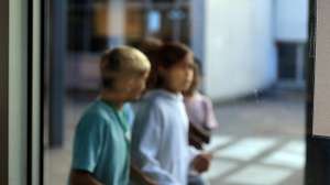 Sinal de proibição do uso do telemóvel afixado numa janela da Escola Fontes Pereira de Melo, no Porto, 15 de setembro de 2025. Todas as escolas do Agrupamento do Fontes Pereira de Melo, mesmo do ensino secundário, estão proibidos de usar telemóveis, ‘smartphones’ e ‘smartwatches”, mas há exceções para ajudar alunos cuja língua materna não seja o português. A partir do ano letivo que agora começa passa a ser regra a proibição do uso de 'smartphones' no 1.º e 2.º ciclos do ensino básico e são recomendadas "medidas restritivas" no 3.º ciclo que desincentivem a utilização destes equipamentos nas escolas. (ACOMPANHA TEXTO DE 15 DE SETEMBRO DE 2025). ESTELA SILVA/LUSA
