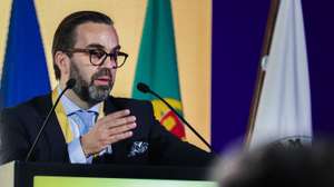 O novo bastonário da Ordem dos Médicos, Carlos Cortes, intervém durante a cerimónia da sua posse, no Pátio da Galé, Lisboa, 15 de março de 2023. A 16 de fevereiro, o médico Patologista Clínico foi eleito bastonário dos médicos com 61,94% dos votos, num total de 11.176 votos, na segunda volta das eleições disputadas com o médico Rui Nunes, que obteve 6.867 votos. MANUEL DE ALMEIDA/LUSA