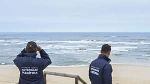 Agentes da Polícia Marítima participam nos trabalhos de resgate da embarcação de pesca que virou ao largo das praias de São Pedro do Moel e de Vieira, causando a morte a três pessoas e sete estão desaparecidas, na praia do Samouco, Marinha Grande, 03 de julho de 2024. Oito pessoas foram resgatadas e transportadas para o Porto da Figueira da Foz. CARLOS BARROSO/LUSA