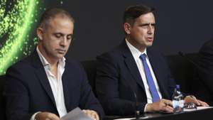 O presidente do Conselho de Arbitragem (CA) da Federação Portuguesa de Futebol (FPF), Luciano Gonçalves (C), e o diretor técnico para a Arbitragem, Duarte Gomes (E), em conferência de imprensa do CA da FPF, de balanço das primeiras dez jornadas dos campeonatos profissionais, na Cidade do Futebol, em Oeiras, 12 de novembro de 2025. MIGUEL A. LOPES/LUSA