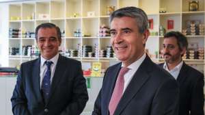 O secretário-geral do Partido Socialista (PS), José Luís Carneiro (C), visita fábrica de conservas em Lavra, Matosinhos, 22 de junho de 2026.JOSÉ COELHO/LUSA