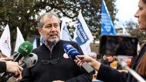 O secretário-geral da FENPROF, Mário Nogueira, fala aos jornalistas durante o protesto em dia da greve nacional dos trabalhadores da Função Pública, convocada pela Frente Comum e Sindicatos da Administração Pública/CGTP-IN e que tem como reivindicações centrais: aumento imediato dos salários a todos os trabalhadores; reforço dos Serviços Públicos; valorização das carreiras; revogação do sistema integrado de gestão e avaliação do desempenho na Administração Pública (SIADAP); e controlo dos preços dos bens essenciais e taxação dos lucros extraordinários, em Lisboa, 17 de março de 2023. MIGUEL A. LOPES/LUSA
