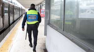 Um agente da Polícia de Segurança Pública (PSP), durante uma operação na Estação do Cais do Sodré, durante o recolher obrigatório do estado de emergência, no âmbito das medidas de contenção da covid-19, em Lisboa, 28 de novembro de 2020. Com 213 concelhos em risco em Portugal, o Conselho de Ministros decretou, durante este e o próximo fim-de-semana, a proibição de circulação interconcelhia, bem como o confinamento obrigatório para toda a população destes concelhos a partir das 13h. ANTÓNIO PEDRO SANTOS/LUSA