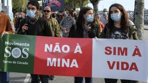 Mais de mil pessoas, incluindo os presidentes de Câmara de cinco municípios, participam hoje em Viana do Castelo num protesto contra a prospeção de lítio na Serra d’Arga, segundo números da organização, Viana do Castelo, 23 de outubro de 2021. A concentração para o protesto começou às 10:00, na Pousada de Juventude de Viana do Castelo, com quatro presidentes de Câmara do PS (Viana do Castelo, Caminha, Vila Nova de Cerveira e Paredes de Coura) e um do CDS-PP (Ponte de Lima) a unirem-se à manifestação contra os projetos de prospeção e pesquisa de lítio previstos para Serra d’Arga. ARMÉNIO BELO/LUSA