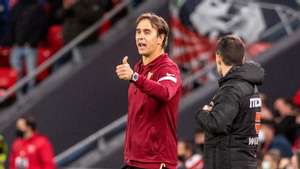 epa09637403 Sevilla&#039;s head coach Julen Lopetegui reacts during the Spanish LaLiga soccer match held between Athletic Club Bilbao and Sevilla FC held at San Mames Stadium in Bilbao, northern Spain, 11 December 2021.  EPA/Javier Zorrilla