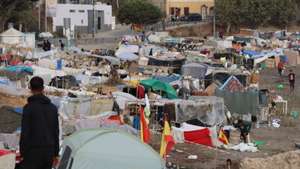 epaselect epa13216494 A migrant looks at makeshift tents erected by migrants along Trampolin Beach in Ceuta, Spain, 06 September 2026. Ceuta President Juan Jesus Vivas is expected to meet European Commissioners Magnus Brunner and Dubravka Suica and European Parliament President Roberta Metsola in Brussels on 08 September to discuss the migration crisis. Thousands of people crossed from Morocco into the Spanish North African enclave in late July 2026.  EPA/REDUAN