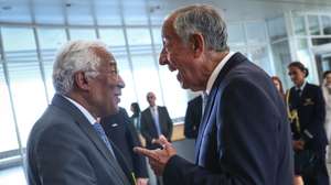 O Presidente da República, Marcelo Rebelo de Sousa (D), cumprimenta pelo antigo primeiro-ministro, António Costa (E), à chegada para o lançamento do livro "O Ano Zero da Nova Europa" da autoria de Bernardo Pires de Lima (ausente da imagem), no Centro Cultural de Belém, em Lisboa, 08 de maio de 2024. RODRIGO ANTUNES/LUSA