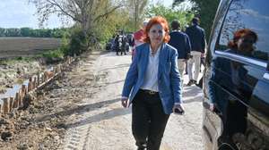 A ministra do Ambiente e Energia, Maria da Graça Carvalho, durante a visita à Vala da Azambuja, 9 de abril de 2026. A Agência Portuguesa do Ambiente (APA) realiza uma visita às obras de recuperação do rombo na Vala da Azambuja.
Na ocasião, são outorgados contrato-programa entre a APA, a ApC-Agência para o Clima e os municípios de Abrantes, Alenquer, Almeirim, Alpiarça, Alvaiázere, Ansião, Azambuja, Benavente, Caldas da Rainha, Cartaxo, Chamusca, Golegã, Loures, Mafra, Nazaré, Óbidos, Ourém, Pedrógão Grande, Peniche, Ponte de Sor, Salvaterra de Magos, Santarém, Sobral de Monte Agraço, Torres Vedras, Vila de Rei e Vila Nova da Barquinha, visando intervenções de emergência, na reabilitação de infraestruturas e património ambiental nestes concelhos. CARLOS BARROSO/LUSA