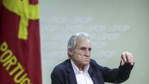 O secretário-geral do Partido Comunista Português (PCP), Jerónimo de Sousa, fala em entrevista à agência Lusa em Lisboa, 20 de outubro de 2022. O secretário-geral do PCP alerta que "ninguém é insubstituível" e garante que não irá esperar por qualquer reparo crítico relativamente à idade para deixar o cargo, porque está ciente de que "a lei da vida não perdoa". (ACOMPANHA TEXTO DA LUSA DO DIA 22 DE OUTUBRO DE 2022). TIAGO PETINGA/LUSA