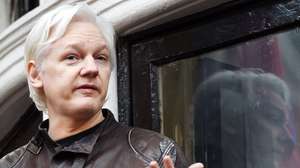 epa08918432 (FILE) - Australian computer programmer and WikiLeaks founder Julian Assange speaks to the media from the balcony of the Ecuadorian Embassy in London, Britain, 19 May 2017 (reissued 04 January 2021). British media report London's Old Bailey courthouse ruled on 04 January 2021 Julian Assange cannot be extradited from Britain to USA to face espionage charges over the publication of secret US military documents.  EPA/ANDY RAIN *** Local Caption *** 53529984