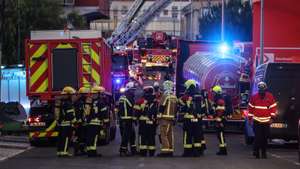 Bombeiros combatem um incêndio que deflagrou hoje à tarde num armazém de viaturas de aluguer no Prior Velho, em Lisboa, 16 de agosto de 2024. Segundo Pedro Dias, do Comando Sub-regional de Lisboa do Centro Distrital de Operações de Socorro (CDOS), o alerta foi dado às 17:58 e está a ser combatido por 140 bombeiros auxiliados por 48 viaturas. TIAGO PETINGA/LUSA