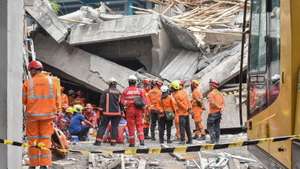 epa12422771 A handout photo made available by Indonesian National Search and Rescue Agency (BASARNAS) shows rescuers inspect the rubble of a collapsed building at an Islamic boarding school in Sidoarjo, East Java, Indonesia, 02 October 2025. Rescuers found no signs of life on the fourth day of the rescue operation while 59 remain missing based on the school's list. At least five killed as 59 others feared trapped after a prayer hall collapsed while students performing afternoon prayer at Al Khoziny Islamic boarding school in East Java.  EPA/BASARNAS / HANDOUT BEST QUALITY AVAILABLE HANDOUT EDITORIAL USE ONLY/NO SALES