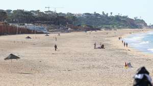 Praia do Forte Novo que sofreu obras de alimentação artificial de areia em Quarteira, 8 de junho de 2026. A intervenção abrangeu um troço de 6,6 km até à praia do Garrão, prevendo a reposição de cerca de 1,4  milhões de metros cúbicos de areia para alargar o areal em 30 metros e conter a erosão costeira. (ACOMPANHA TEXTO DA LUSA DE 13-06-2026) LUIS FORRA/LUSA