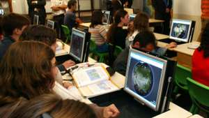 Uma aluna assiste a uma aula de geografia com utilizacao de computadores, na Escola Andre Gouveia, integrada no Projecto Piloto no âmbito do Plano Tecnológico Escolas, 16 de Junho de 2008,em Évora. NUNO VEIGA/LUSA