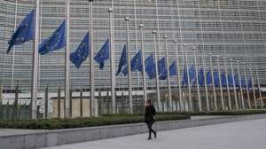 Bandeiras da União Europeia a meia haste na Comissão Europeia devido à morte do presidente do PE David Sassoli