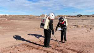 Parte da tripulação da missão 238 numa EVA