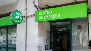 Um homem à entrada para um Centro de Emprego, em Lisboa, 12 de agosto de 2024. IEFP. Trabalho. Emprego. Desemprego. ANTÓNIO PEDRO SANTOS/LUSA
