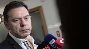 O candidato Luís Montenegro fala à comunicação social após votar para eleições internas do Partido Social Democrata (PSD) na Junta de Freguesia de Espinho, 28 Maio 2022. O antigo líder parlamentar do PSD Luís Montenegro e o antigo vice-presidente Jorge Moreira da Silva disputam este sábado a presidência do partido em eleições diretas antecipadas, em que podem votar mais de 44 mil militantes, convocadas após a derrota eleitoral de janeiro. MANUEL FERNANDO ARAUJO/LUSA