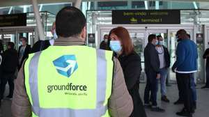 Manifestação de trabalhadores da SPdH/Groundforce, organizada pelo movimento SOS handling, em protesto pelo não pagamento de salários e despedimentos anunciados 02 de março de 2021, junto à entrada da estação do Aeroporto do Metropolitano de Lisboa.   MANUEL DE ALMEIDA/LUSA