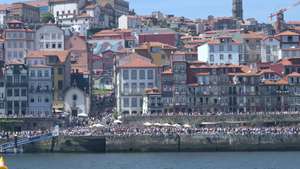 Um avião faz acrobacias durante o festival aéreo Air Invictus, que decorreu no rio Douro entre as margens do Porto e de Vila Nova de Gaia, 20 de junho de 2026. Os primeiros aviões do Air Invictus já abriram as hostilidades no Porto e em Gaia para um “bálsamo desejado” para os comerciantes, um “evento do caraças” para os turistas e um momento “seja o que Deus quiser” para as autoridades. FERNANDO VELUDO/LUSA