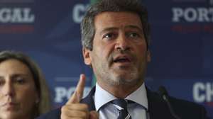 O presidente do Chega, André Ventura, acompanhado pela deputada Cristina Rodrigues, durante uma declaração a propósito da acusação do Ministério Público no caso das gémeas luso-brasileiras, que motivou também a constituição de uma comissão parlamentar de inquérito, em Lisboa, 28 de setembro de 2026.  ANDRÉ KOSTERS/LUSA