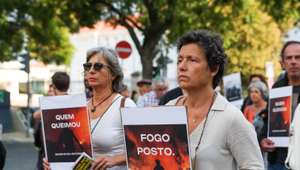 Participantes do protesto “O país arde, temos de acordar” convocada pela Floresta do Futuro no rescaldo de mais um ano de incêndios letais em Portugal, Lisboa, 22 de setembro de 2024. O protesto sai à rua em Lisboa, Porto, Coimbra, Braga, Castanheira de Pera, Pedrógão Grande, Odemira, Vila Nova de Poiares, Sertã, Torres Novas, Gouveia, Arganil e Melres (Gondomar). TIAGO PETINGA/LUSA