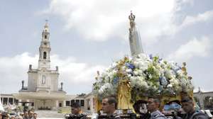 A Imagem de Nossa Senhora é levada enquanto os peregrinos acenam lenços brancos na  procissão do Adeus do dia 13, das cerimónias religiosas no Santuário de Fátima  de 12 e 13 de maio, 13 maio 2024. PAULO CUNHA/LUSA