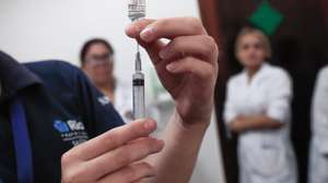 epa10856285 A nurse prepares a dose of the bivalent vaccine against covid-19, in Rio de Janeiro, Brazil, 12 September 2023. In recent weeks there has been a significant increase in confirmed cases of the disease in Rio. The positivity rate of cases grew from 2.5% in July to 18% in the first week of September.  EPA/Andre Coelho