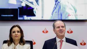 O CEO do Santander Totta, Pedro Castro e Almeida (D), acompanhado pela atual vice-presidente executiva e futura CEO, Isabel Guerreiro (E), em conferência de imprensa para divulgação dos resultados do ano de 2025 da instituição bancária, na sede em Lisboa, 05 de fevereiro de 2025. FILIPE AMORIM/LUSA